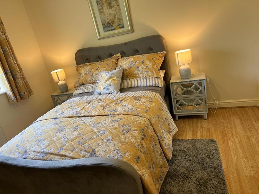 Modern Beautiful Gated Two Bed Apartment Stifford 외부 사진