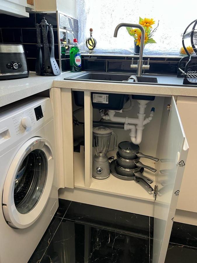 Modern Beautiful Gated Two Bed Apartment Stifford 외부 사진