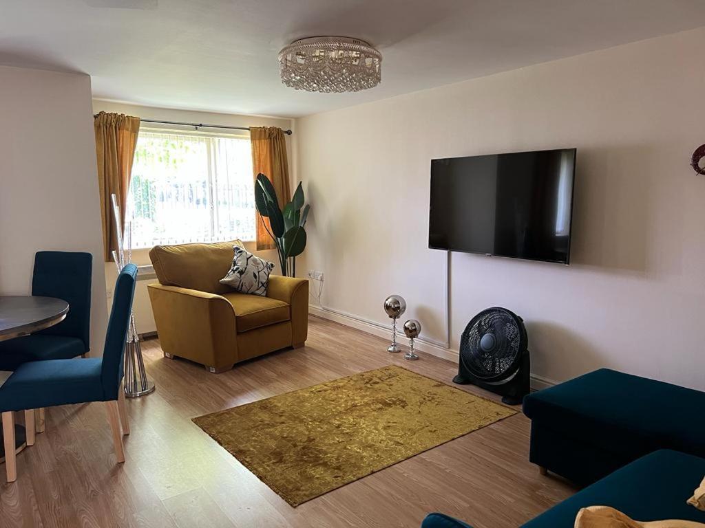 Modern Beautiful Gated Two Bed Apartment Stifford 외부 사진