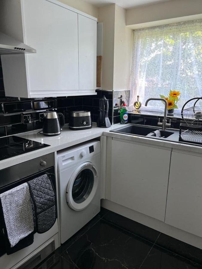 Modern Beautiful Gated Two Bed Apartment Stifford 외부 사진