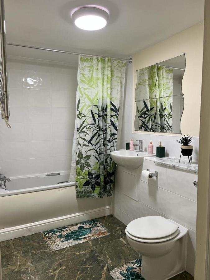 Modern Beautiful Gated Two Bed Apartment Stifford 외부 사진