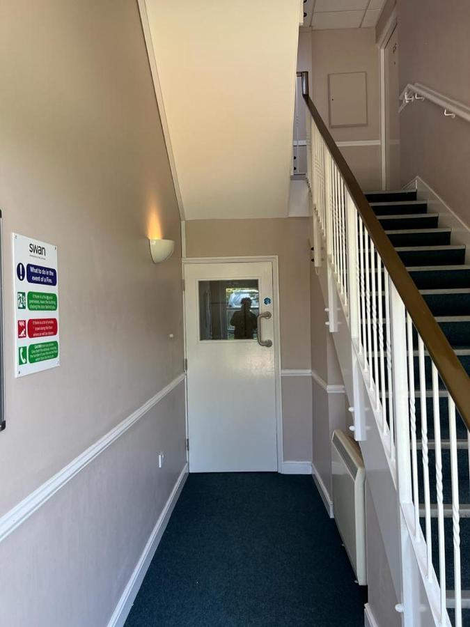 Modern Beautiful Gated Two Bed Apartment Stifford 외부 사진