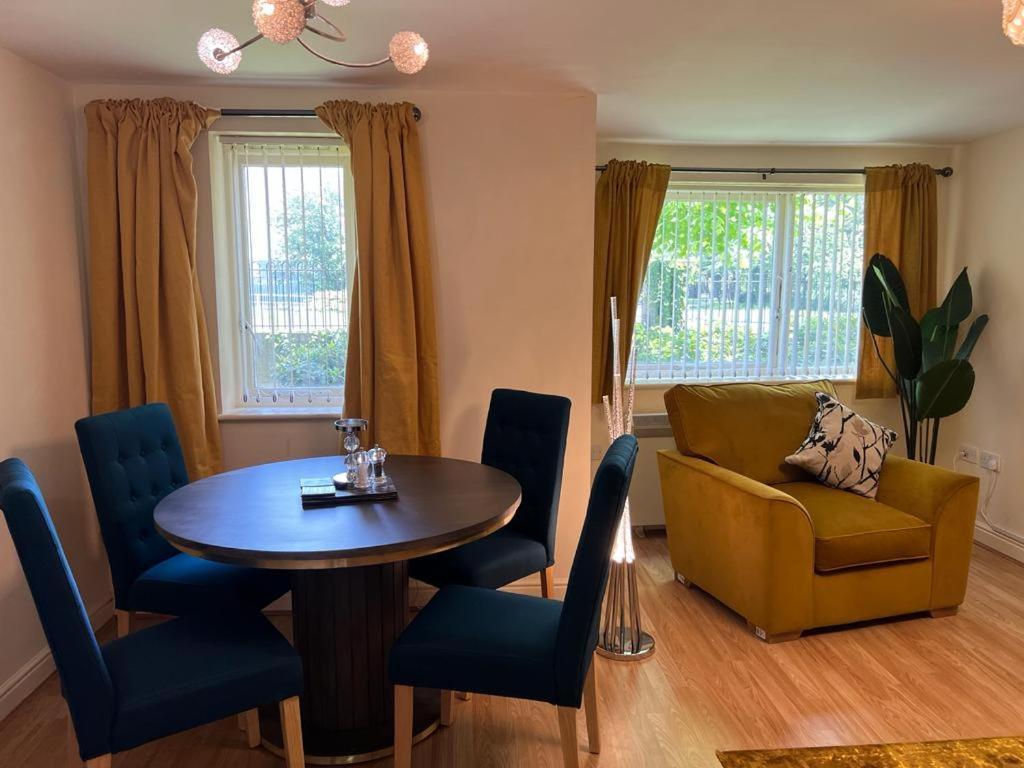 Modern Beautiful Gated Two Bed Apartment Stifford 외부 사진