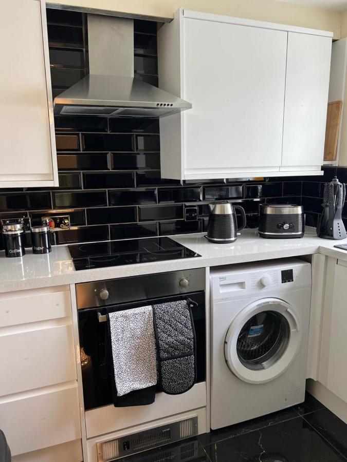 Modern Beautiful Gated Two Bed Apartment Stifford 외부 사진