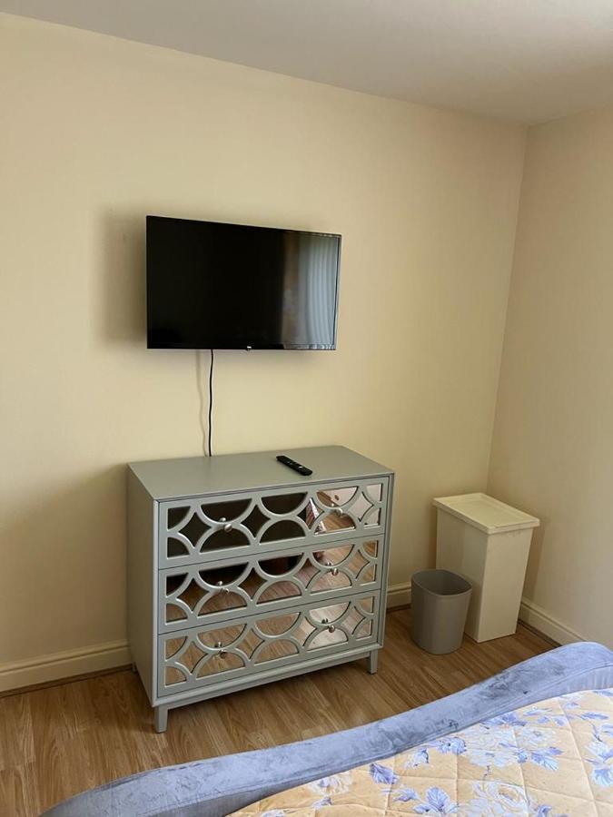 Modern Beautiful Gated Two Bed Apartment Stifford 외부 사진